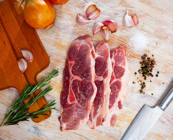 Surowe Mięso Świeże Steki Wieprzowe Przyprawami Drewnianym Stole — Zdjęcie stockowe