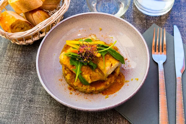 Appetitlich Gebratenes Seelachsfilet Teig Mit Garnitur Aus Quinoasamen Pikantem Curry — Stockfoto