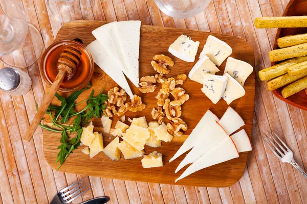 Slices Four Varieties Cheeses Wooden Cutting Board Sweet Honey Walnuts — Stock Photo, Image