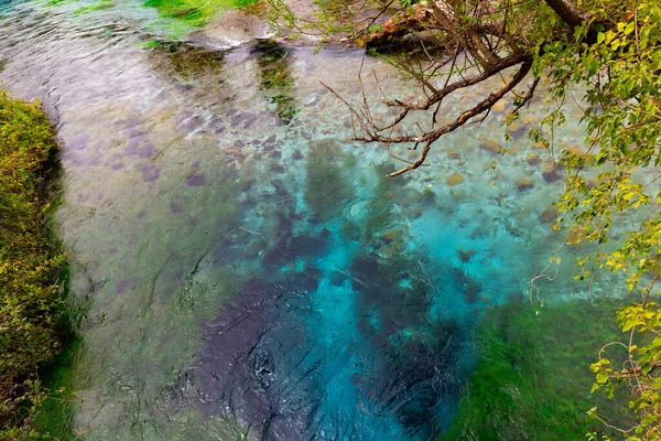 位于阿尔巴尼亚南部弗洛尔地区的萨兰德附近的蓝眼泉 水深50多米 有清澈的淡水 — 图库照片
