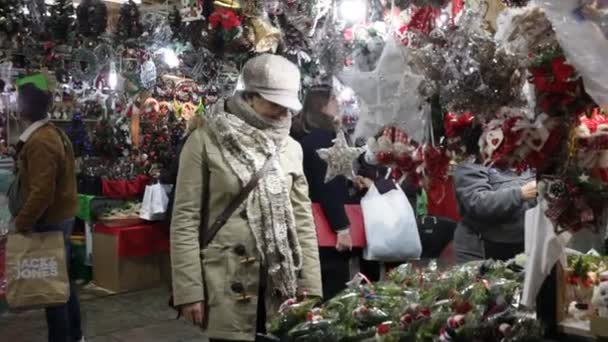 Barcelona Hiszpania Grudzień 2019 Tradycyjne Jarmarki Bożonarodzeniowe Pod Katedrą Wieczorem — Wideo stockowe