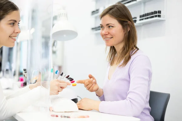 Menina Cliente Que Veio Salão Beleza Para Obter Uma Manicure — Fotografia de Stock