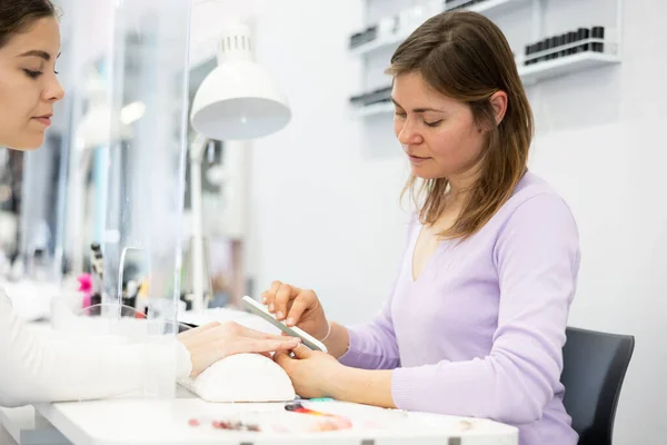 Maître Manucure Travaillant Dans Salon Beauté Façonnant Les Ongles Une — Photo