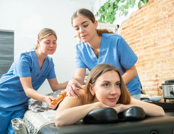 Jeune Femme Couchée Sur Canapé Dans Salon Spa Reçoit Massage — Photo