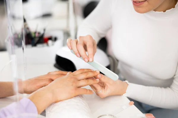 Vrouw Manicure Archiveren Vormgeven Nagels Van Vrouwelijke Cliënt Tijdens Procedure — Stockfoto