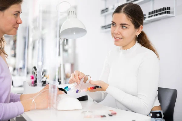 Professioneel Meisje Manicure Werken Een Nagel Salon Demonstreren Een Palet — Stockfoto