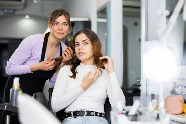 Young Confident Woman Who Came Beauty Salon Explains Female Hairdresser — Stock Photo, Image