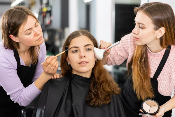 Dois Artistas Maquiagem Feminina Qualificados Trabalhando Conjunto Com Jovem Cliente — Fotografia de Stock