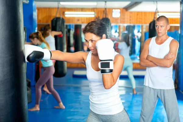 Konzentrierte Asiatin Boxhandschuhen Übt Schläge Auf Boxsack Fitnessstudio Während Des — Stockfoto