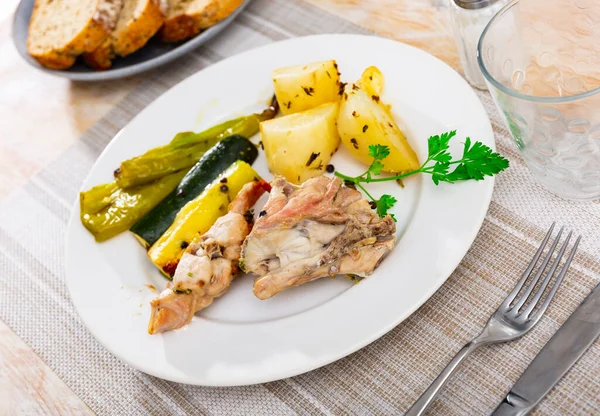 Diätgebratenes Kaninchen Serviert Mit Kartoffeln Und Gegrilltem Paprika Und Zucchini — Stockfoto