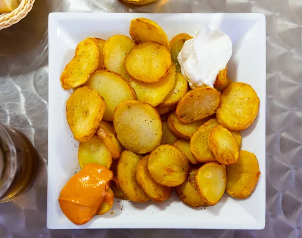 Вкусные Запеченные Духовке Желтые Пряные Картофельные Бравы Подаются Тарелке Кафе — стоковое фото