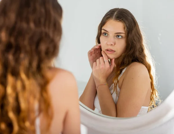 Atractiva Mujer Mirando Cara Espejo Por Mañana —  Fotos de Stock