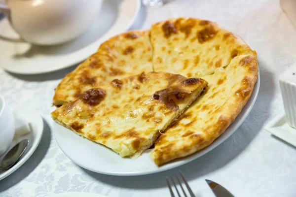 グルジア料理の国民料理は カチャプリのフラットブレッドチーズ プレート上の作品にカットされます — ストック写真