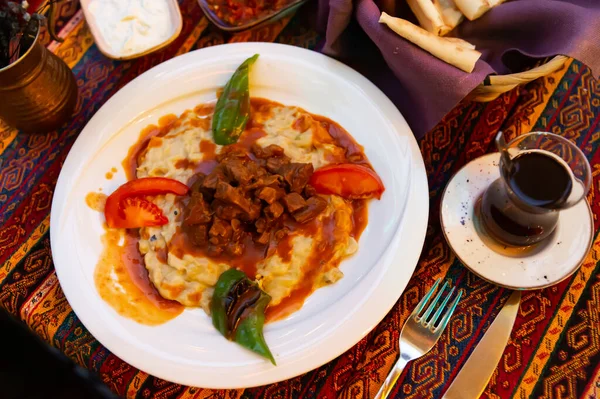 土耳其菜Hunkar Begendi 土耳其烤羊肉和茄子 — 图库照片