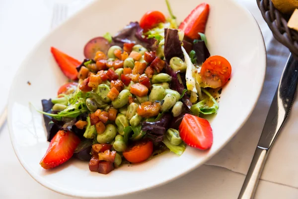 Frischer Salat Mit Bohnen Erdbeeren Rucola Und Speck Mariniert Mit — Stockfoto