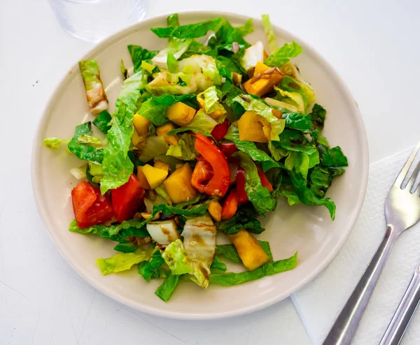 Deliciosa Salada Legumes Com Tomate Verduras Pimentão Amarelo Manga Sementes — Fotografia de Stock