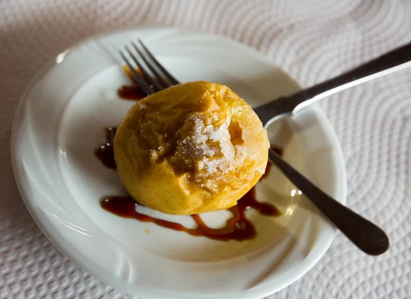 Delicaat Dessert Hele Appel Gebakken Met Suiker Witte Plaat — Stockfoto