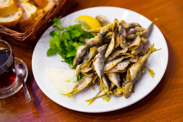 Dieetvis Gefrituurde Vis Een Bord Met Peterselie Citroen Turkse Keuken — Stockfoto
