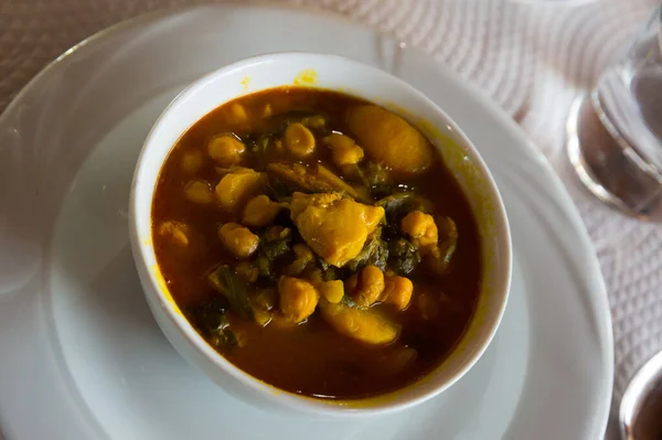 おいしいひよこ豆とチャードラグー スペイン地方の代表的な料理 — ストック写真