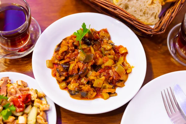 西红柿和橄榄油配成的传统土耳其菜 — 图库照片