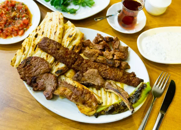 Török Vörös Húsos Tál Étkezőasztalon Lapos Kenyérrel Frissítőkkel — Stock Fotó