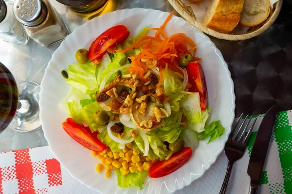 低カロリーのプレートヤギチーズ 新鮮なトマト レタスのオリーブと缶詰のトウモロコシと伝統的なスペインのサラダ — ストック写真