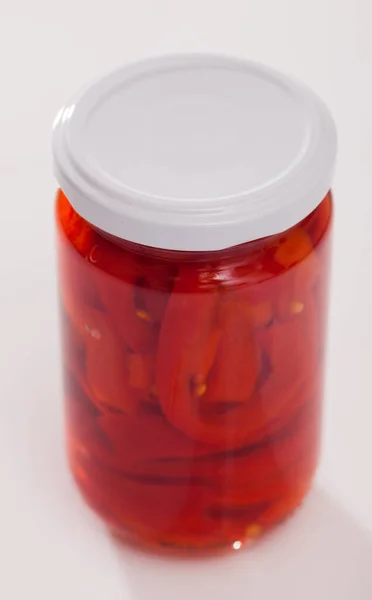 白色表面玻璃瓶中自制的腌制红钟椒 — 图库照片
