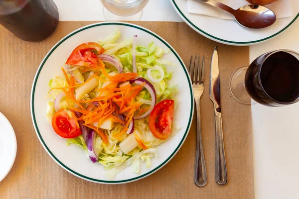 Gesunder Gemüsesalat Mit Frischen Tomaten Karotten Eisbergsalat Geschnittenen Zwiebeln Und — Stockfoto