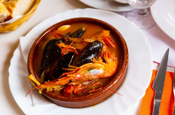 典型的な自家製カタルーニャのサルサスケット 伝統的に粘土ボウルで提供されるエビやムール貝と厚い魚介類のシチュー — ストック写真