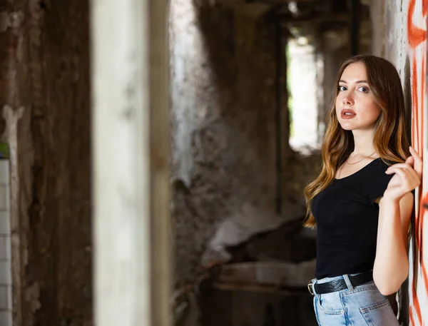 Portrait Attractive Young Caucasian Woman Posing Abandoned Building — Foto Stock