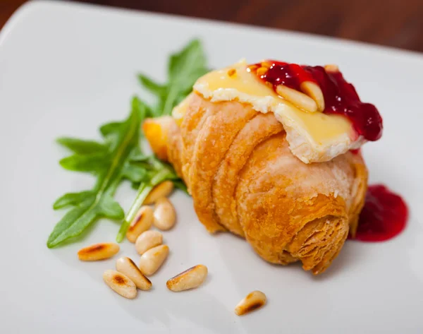 Jemný Mini Croissant Plátek Camembert Bobule Džem Opečené Borové Ořechy — Stock fotografie