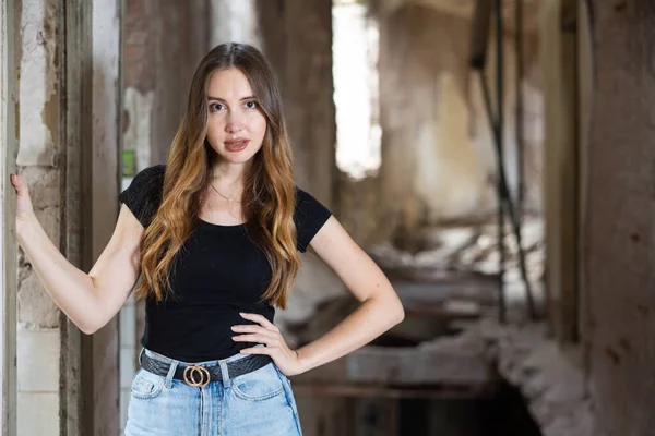 Portrait Attractive Young Caucasian Woman Posing Abandoned Building — 图库照片