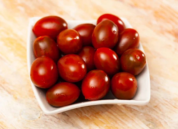 Tomat Ceri Organik Segar Piring Putih Atas Meja Kayu — Stok Foto