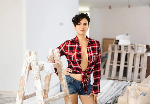 Menina Sexy Camisa Xadrez Shorts Posando Uma Casa Campo Construção — Fotografia de Stock