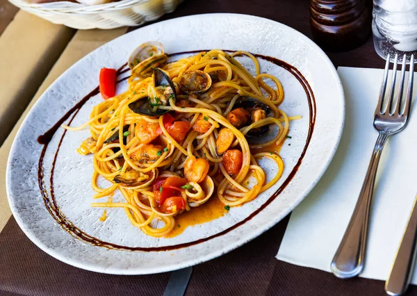Вкусные Морепродукты Спагетти Креветками Моллюсками Овощным Соусом Традиционная Итальянская Кухня — стоковое фото