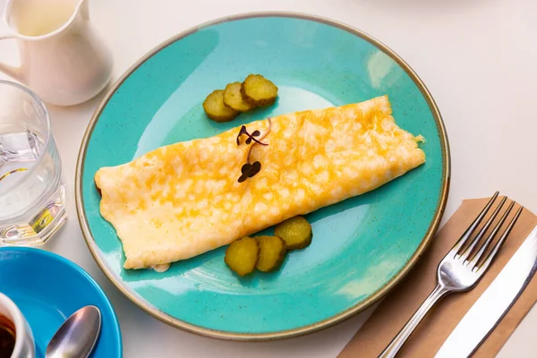 简单的自制早餐 煎蛋卷与辛辣的腌制黄瓜片配以微绿色装饰 Keto饮食概念 — 图库照片