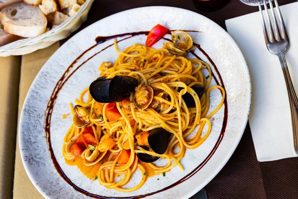 Вкусная Средиземноморская Паста Морепродуктами Тарелке — стоковое фото