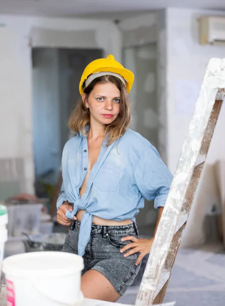 Porträt Einer Begehrenswerten Sexy Frau Die Auf Einer Baustelle Posiert — Stockfoto