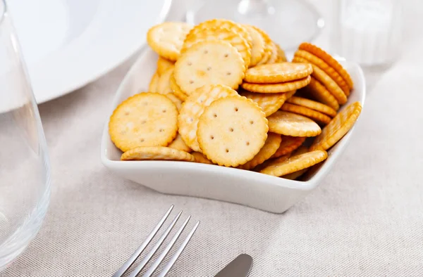 Crispy Disc Shaped Lightly Salted Crackers Plate Served Table Traditional — Stock Photo, Image