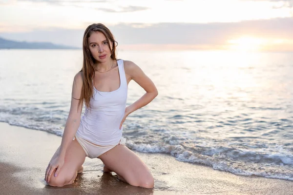 Plajda Diz Çökmüş Mükemmel Vücutlu Bir Kadının Fotoğrafı — Stok fotoğraf