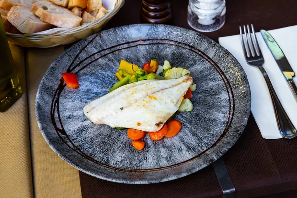 Filet Dorado Ryby Warzywami Serwowane Talerzu Balsamicznym Sztućce Chleb Stole — Zdjęcie stockowe