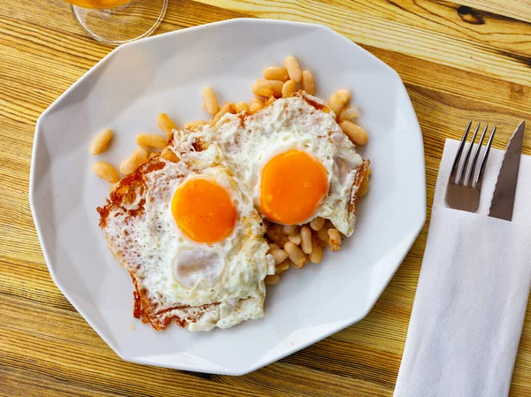 Τηγανητά Αυγά Βραστά Φασόλια Παραδοσιακό Καταλανικό Πρωινό — Φωτογραφία Αρχείου