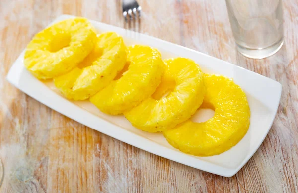 Taze Ananas Halkaları Bir Masada Seramik Tabakta Servis Edilir Tatlı — Stok fotoğraf