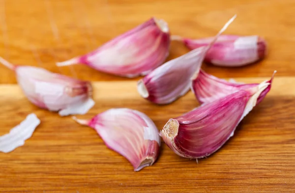 Cutting Board Fresh Seasonings Wooden Background White Garlic Heads Condiments — Stock fotografie