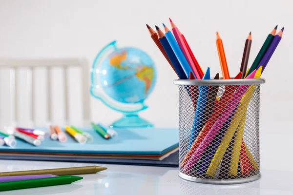 有铅笔 地球仪和学校文具的平底锅放在桌上 — 图库照片