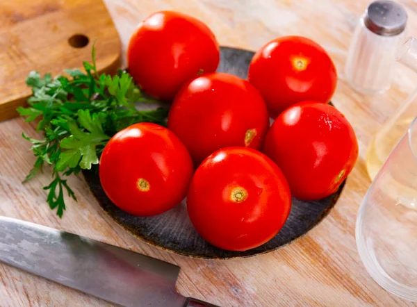 토마토를 식탁에 파슬리 잔가지를 놓는다 식품의 개념을 — 스톡 사진