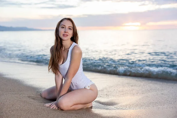 Sexy Dívka Sedí Písku Pobřeží Při Západu Slunce — Stock fotografie