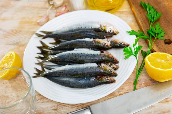 Frische Sardinen Auf Teller Mit Zitrone Fischgericht — Stockfoto