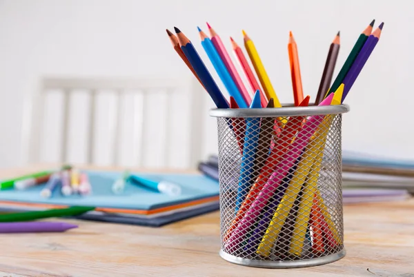 五彩斑斓的铅笔和蜡笔在学生桌上的笔架与纸张和素描本的多样性 创意概念 — 图库照片
