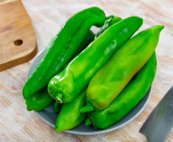Ganze Grüne Bio Paprika Auf Holztisch Pflanzliche Zutaten Zum Kochen — Stockfoto